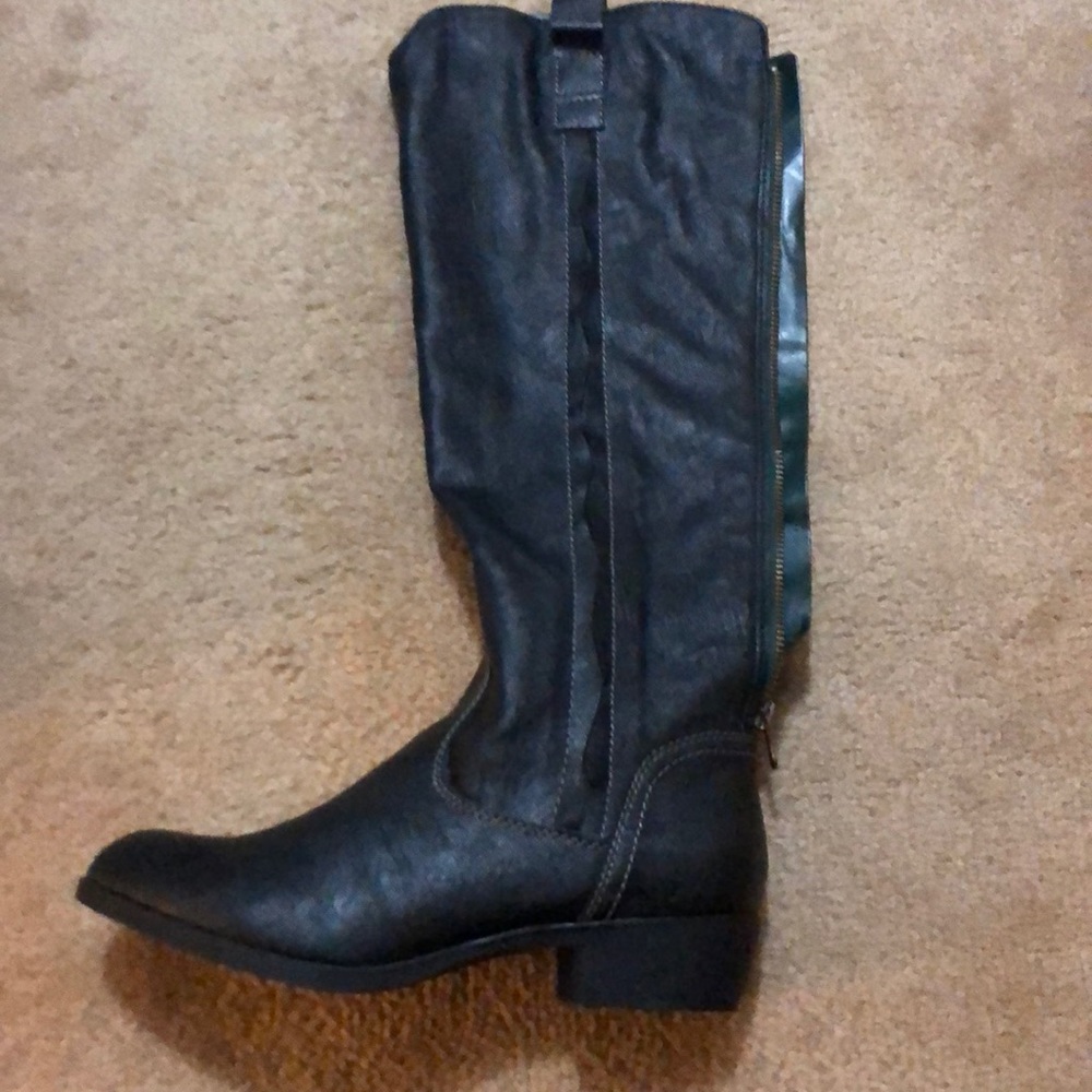 New, never worn Black boots!